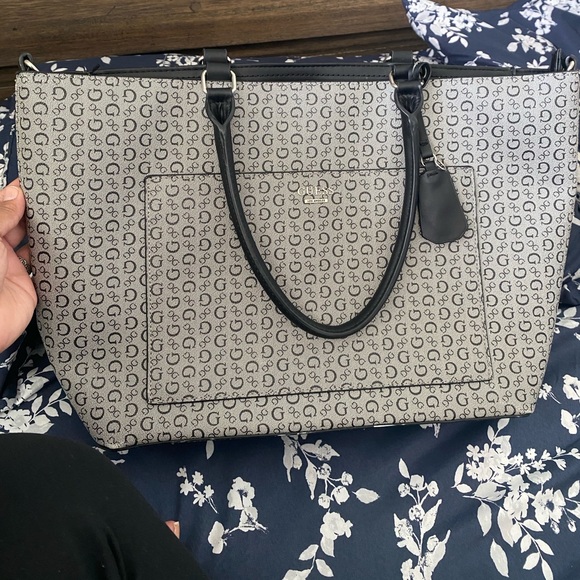 Guess hand bag . Used just few times.In great condition. - Picture 7 of 7